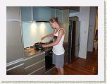 Caro beim Kochen.JPG